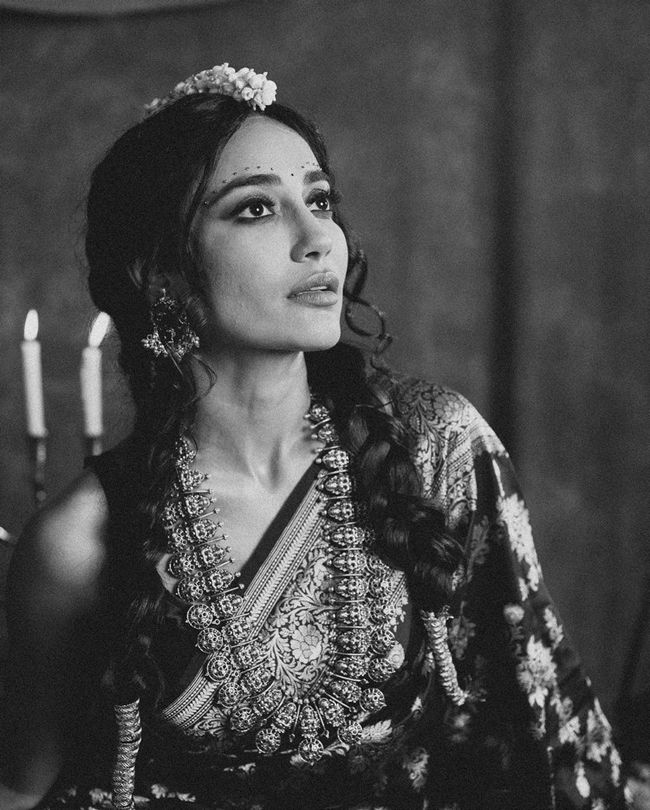 Surbhi Jyoti Lovely Vintage Looks In Black n White Surbhi Jyoti Lovely Vintage Looks In Black n White